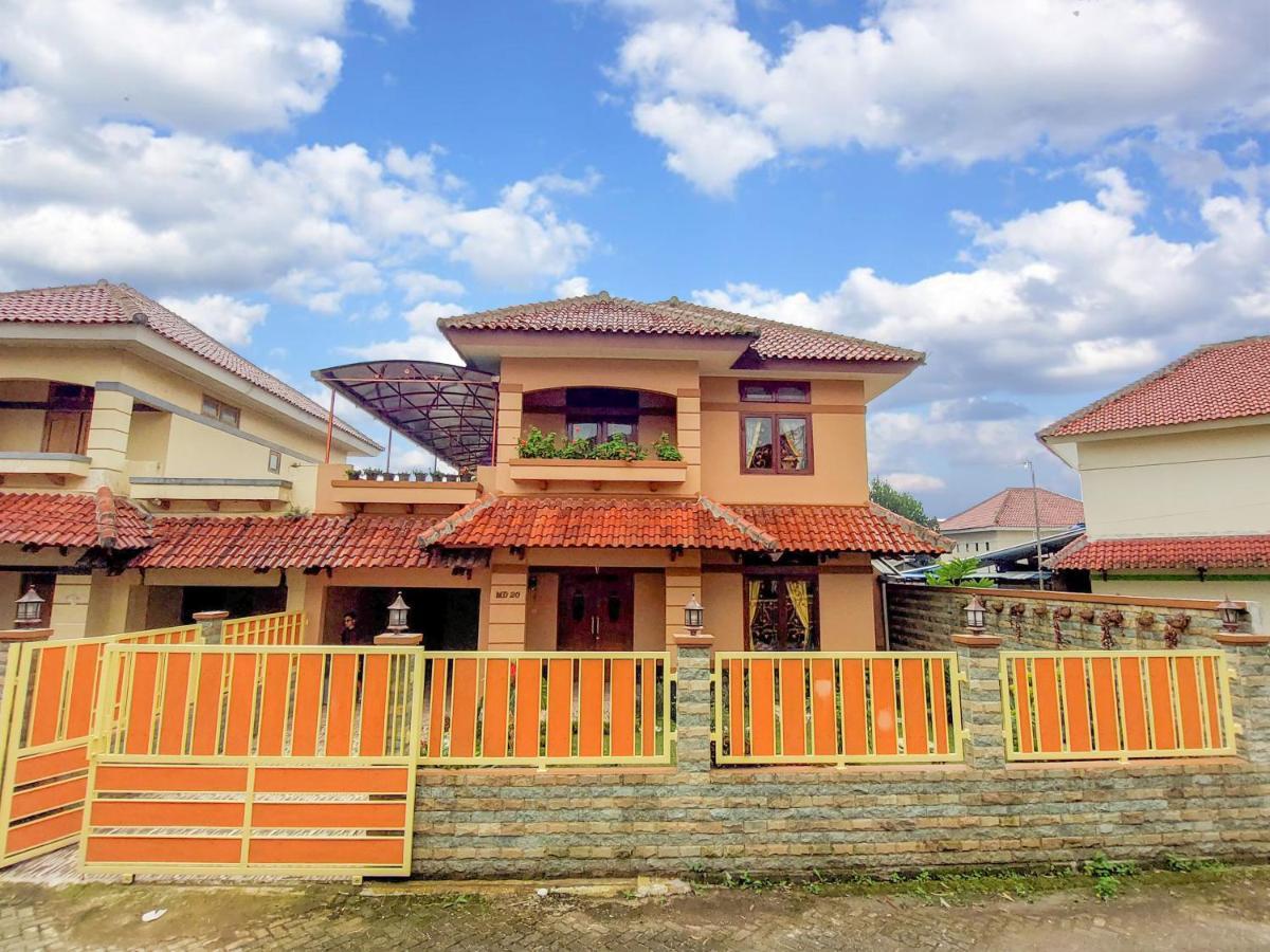 Villa Samsu By Puncak Holiday Cianjur Εξωτερικό φωτογραφία